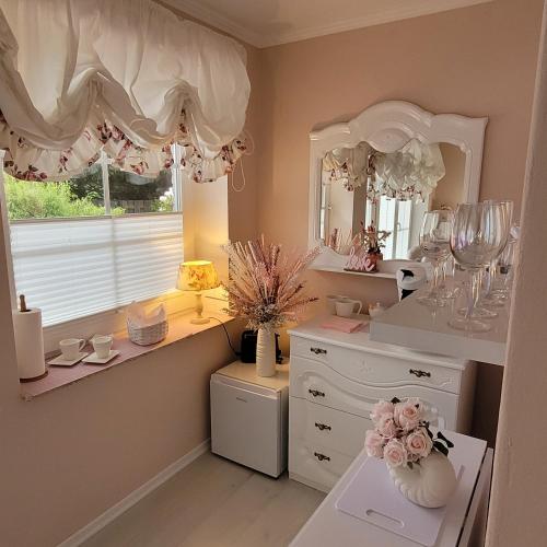 a dressing room with a vanity and a window at Strandmuschel in Aventoft