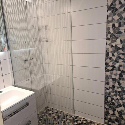 une salle de bain avec douche et lavabo dans l'établissement Résidence Zenith - 2 PIECES POUR 6 PERSONNES IDEALEMENT PLACE EXPOSE SUD MAE-7477, à Val Thorens