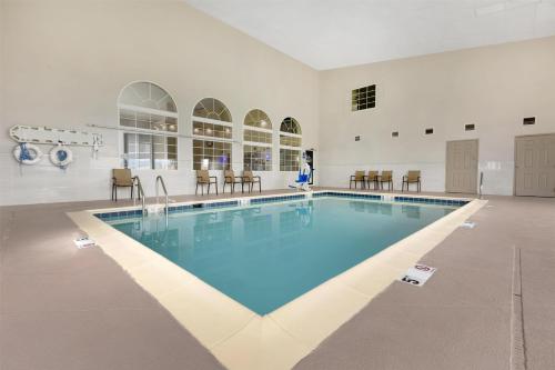 Kolam renang di atau dekat dengan Best Western Cooperstown