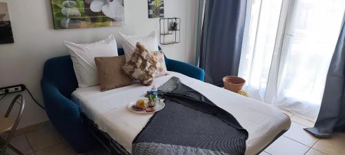 Cette chambre dispose d'un lit avec une assiette de nourriture. dans l'établissement Nice Ouest, studio apartment near the beach, à Nice