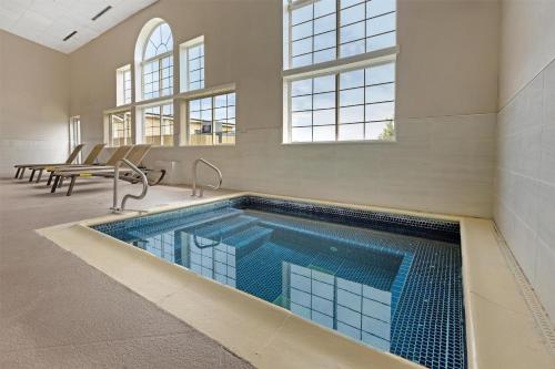 Kolam renang di atau dekat dengan Best Western Cooperstown
