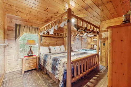 a bedroom with a bed in a log cabin at Awesome View in Henderson Springs