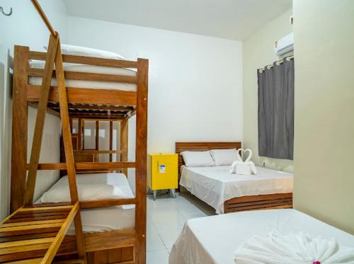 a room with two bunk beds in a room at Suítes Pe na Areia in Jericoacoara