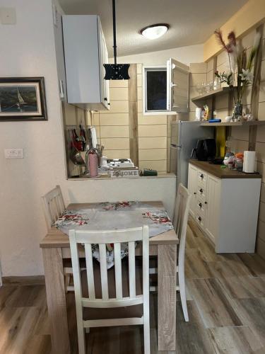 Una cocina o zona de cocina en Kuća za odmor
