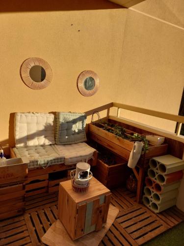 - un modèle de chambre avec un lit et une table dans l'établissement Nid douillet refait à neuf, proche de la mer, à Mandelieu-la-Napoule