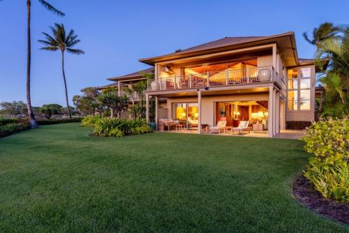 une vue extérieure d'une maison avec une grande cour dans l'établissement 3BD Ke Alaula Villa (210A) at Hualalai Resort, à Kukio