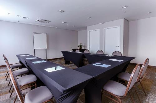 a conference room with a long table and chairs at Blue Tree Towers Valinhos in Valinhos