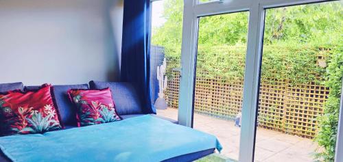 Una cama o camas en una habitación de BEAUTIFUL FLAT WITH A GARDEN in Marylebone