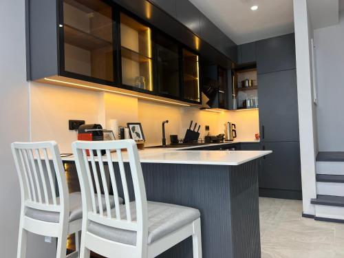 Dapur atau dapur kecil di Luxury Seafront Duplex Villa With Pool6