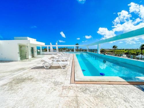 Bazén v ubytování AZURE Suites & Stuios HOTEL Rooftop pool DUKASSI Sol Caribe BEACH CLUB & SPA nebo v jeho okolí