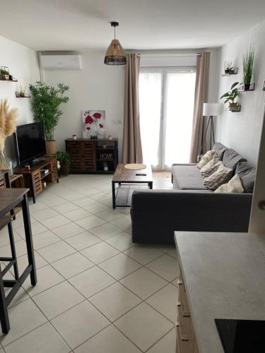 un salon avec un canapé et une table dans l'établissement Appartement de vacances Agde - 4pers, à Agde