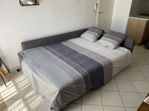 un lit avec deux oreillers dessus dans une chambre dans l'établissement Appartement de vacances Agde - 4pers, à Agde