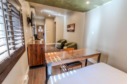 a living room with a table and a couch at Self Check-In Boutique Hotel - Quartier latin - Room 103 in Montréal