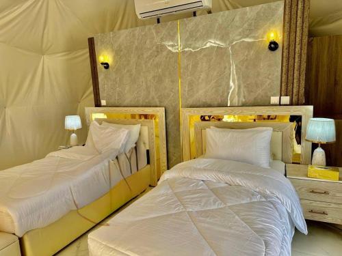Postel nebo postele na pokoji v ubytování Wadi Rum Marina Camp