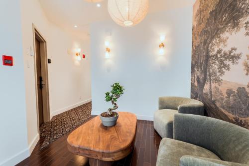 a living room with two chairs and a table at Self Check-In Boutique Hotel - Quartier latin - Room 103 in Montréal