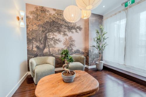a living room with a table and two chairs at Self Check-In Boutique Hotel - Quartier latin - Room 103 in Montréal