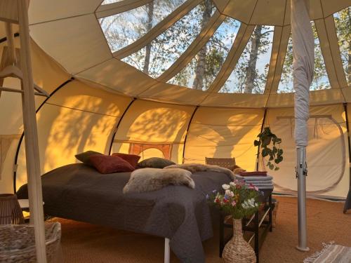 a bedroom with a bed in a tent at Romantik Luxus Glamping 4 in Idestrup