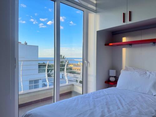 Ένα ή περισσότερα κρεβάτια σε δωμάτιο στο St Julians Hillside villa with Pool