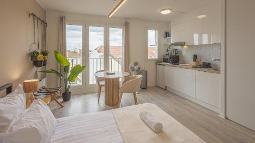 une cuisine et un salon avec une table dans la chambre dans l'établissement Le Refuge 3 - Séréna - Hypercentre - 2 pers, à Troyes