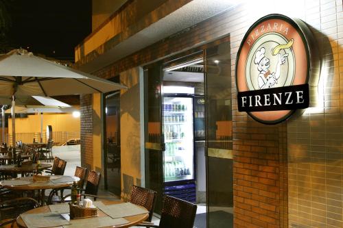 a fire escape sign on the side of a restaurant at Boulevard Suíte Hotel by WAM Experience in Caldas Novas