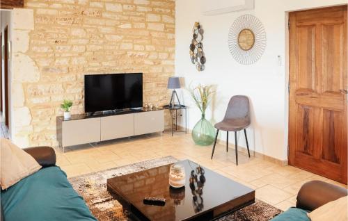 un salon avec un canapé et une télévision dans l'établissement Cozy Home In Orgnac-Laven With Wifi, à Orgnac-lʼAven
