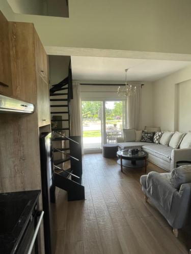 アスプロヴァルタにあるTerra holiday homes-Marigoldのソファとテーブルのあるリビングルーム