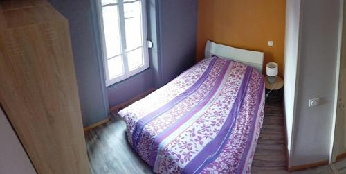 une chambre avec un lit dans une pièce avec une fenêtre dans l'établissement Appartement Saint Malo, à Saint-Malo