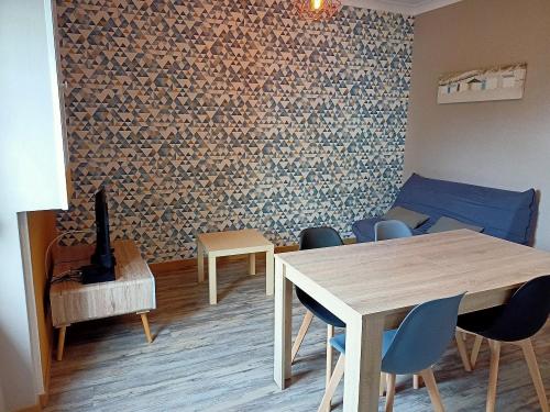 un salon avec une table et un canapé dans l'établissement Appartement Saint Malo, à Saint-Malo