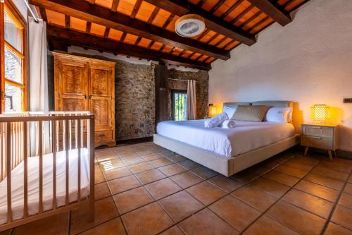 Ένα ή περισσότερα κρεβάτια σε δωμάτιο στο MAS PUIG PIQUÉ - piscina privada, porche, BBQ, y WIFI - 15 PERSONAS