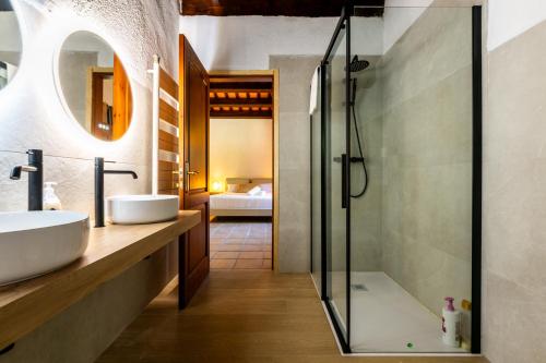 Ένα μπάνιο στο MAS PUIG PIQUÉ - piscina privada, porche, BBQ, y WIFI - 15 PERSONAS