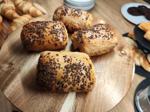 a group of bagels on a wooden cutting board at Hotel Calinferno in Codognè
