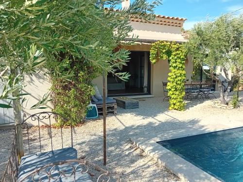 une villa avec piscine et une maison dans l'établissement Villa de charme à Cucuron au pied du luberon, à Cucuron