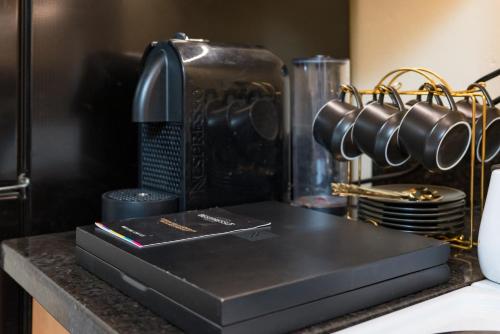 Una encimera de cocina con un electrodoméstico negro sobre una mesa. en 1BR in the Heart of Downtown Boston Famous Nightlife Theater District with Bed Full of Promises TD Garden Common Park MBTA, en Boston