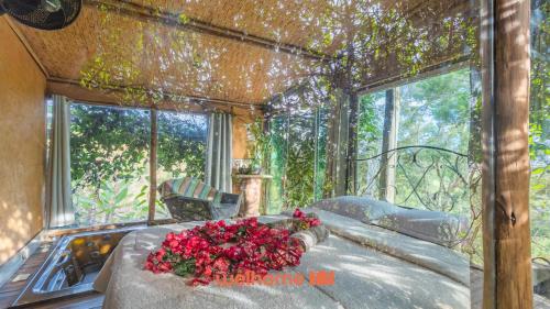 Katil atau katil-katil dalam bilik di Chale em Taubate com Banheira e Vista Natural