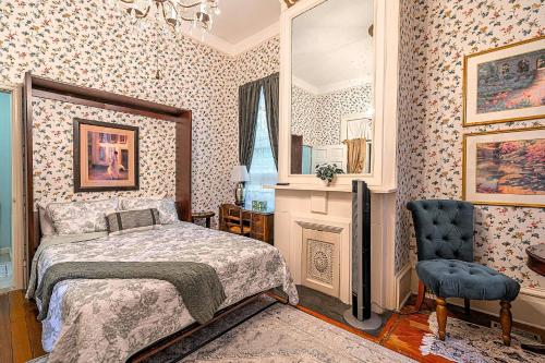 Postel nebo postele na pokoji v ubytování Parlor Room with Private Entrance Bathroom in a Victorian house