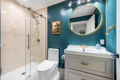 ein Badezimmer mit Toilette, Waschbecken und Dusche in der Unterkunft Serene Kerrisdale Retreat, Private Room with Shared Amenities in Vancouver
