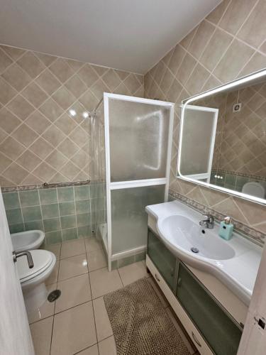 ein Badezimmer mit Waschbecken, Toilette und Dusche in der Unterkunft Vilamoura Living 106 in Quarteira