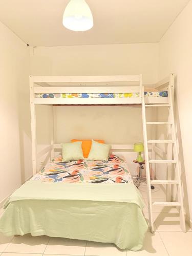 une chambre avec deux lits superposés et une échelle dans l'établissement 3 pièces près du Port de Nice, à Nice