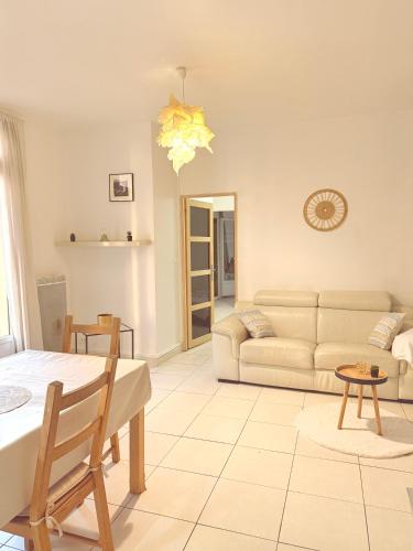 un salon avec un canapé et une table dans l'établissement 3 pièces près du Port de Nice, à Nice