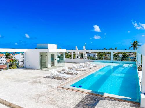 Bazén v ubytování STUDIOS and SUITES Ducassi ROOFTOP POOL HOTEL - BEACH CLUB & SPA nebo v jeho okolí