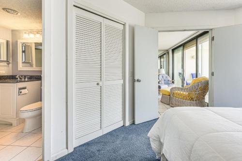 Ocean View and Pool Access Condo in Myrtle Beach tesisinde bir banyo