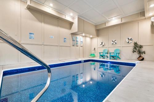 einen Pool in einem Zimmer mit in der Unterkunft Wink Bear Lodge by Venture Smoky Mountains in Gatlinburg