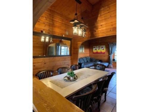 une cuisine et une salle à manger avec une table et des chaises dans l'établissement Holiday home with 3 bedrooms, à Sankt-Andreasberg