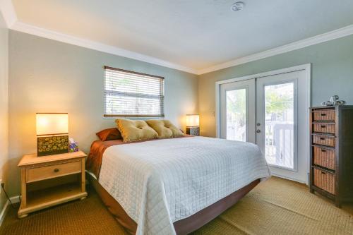 Ένα ή περισσότερα κρεβάτια σε δωμάτιο στο Steps to Shore Cozy Condo in Fort Myers Beach!