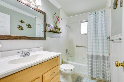 Ένα μπάνιο στο Steps to Shore Cozy Condo in Fort Myers Beach!