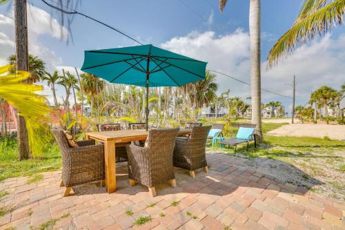 Taman di luar Walkable Gulf-View Getaway in Fort Myers Beach!