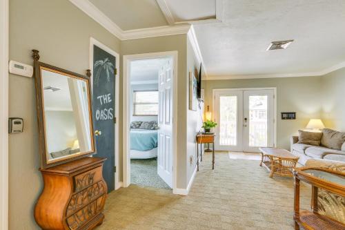 Ruang duduk di Walkable Gulf-View Getaway in Fort Myers Beach!