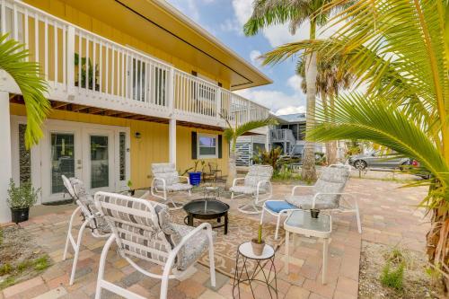 Balkoni atau teres di Walkable Gulf-View Getaway in Fort Myers Beach!