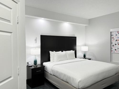 Una cama o camas en una habitación de Best Western of Crestview