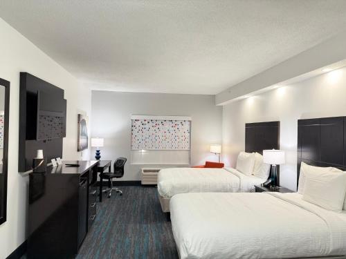 Una cama o camas en una habitación de Best Western of Crestview